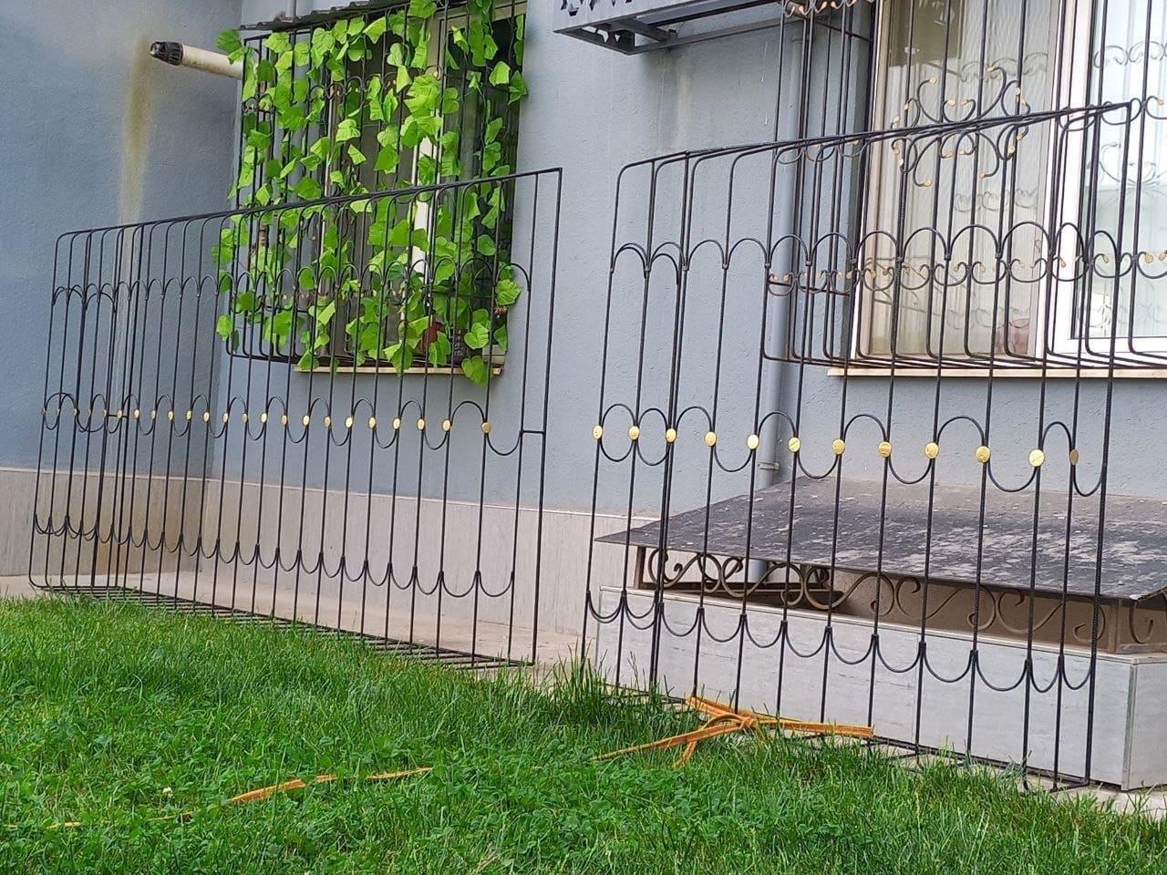 Арочная базовая корзина, установленная на окне