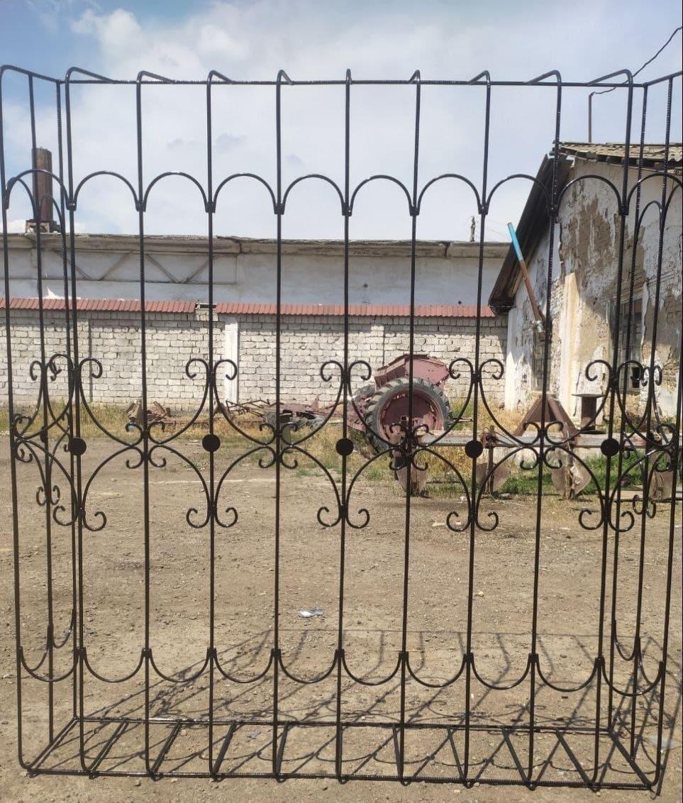 Узорная арочная корзина, установленная на длинном окне