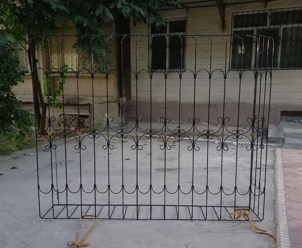 Узорная арочная корзина с козырьком