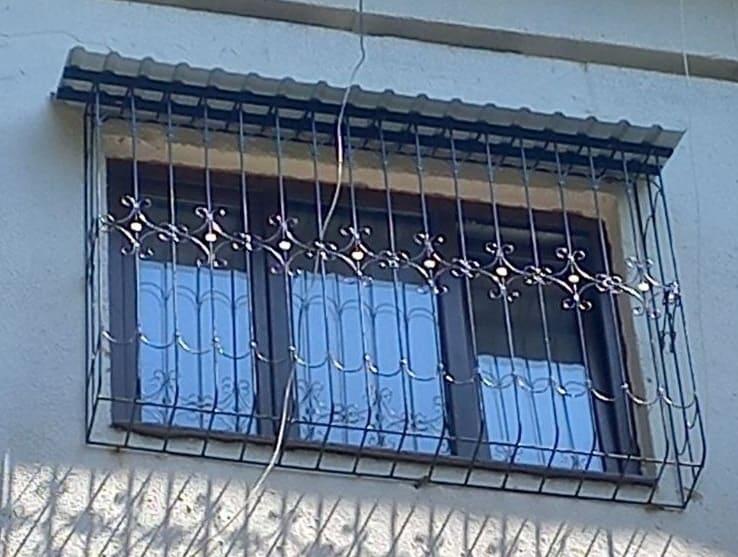 Узорная арочная корзина с дверцей