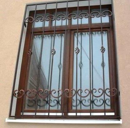 Классический свиток на окне дома