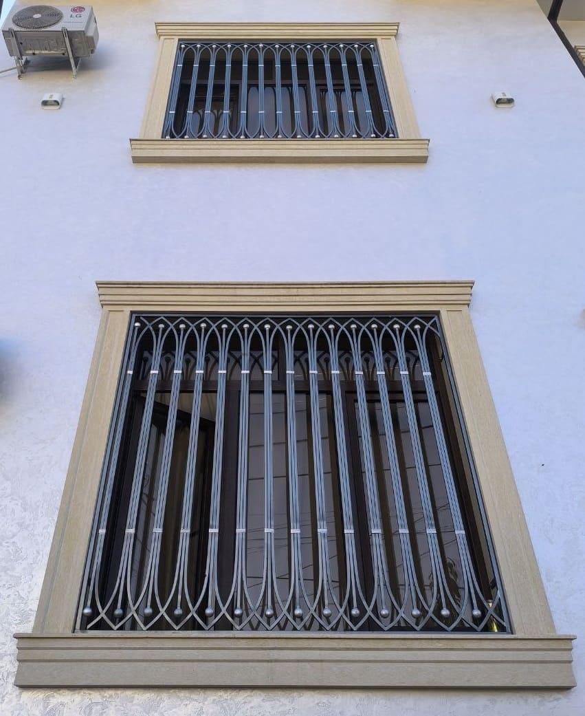 Готическая вертикаль на двух окнах фасада