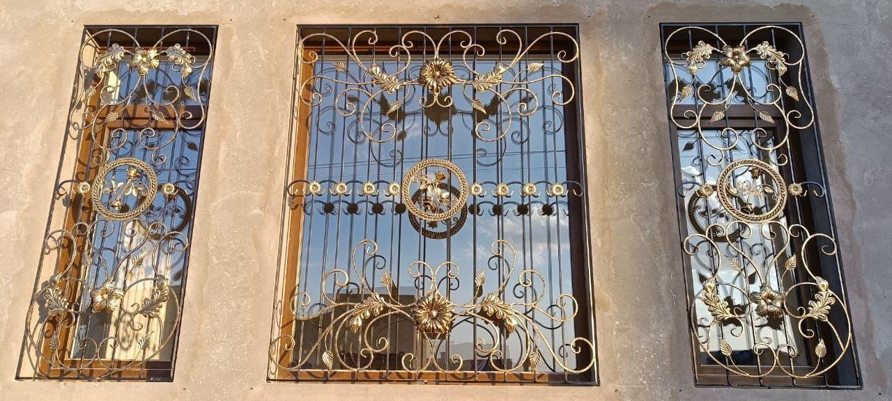 Дворцовая флора на трех окнах фасада